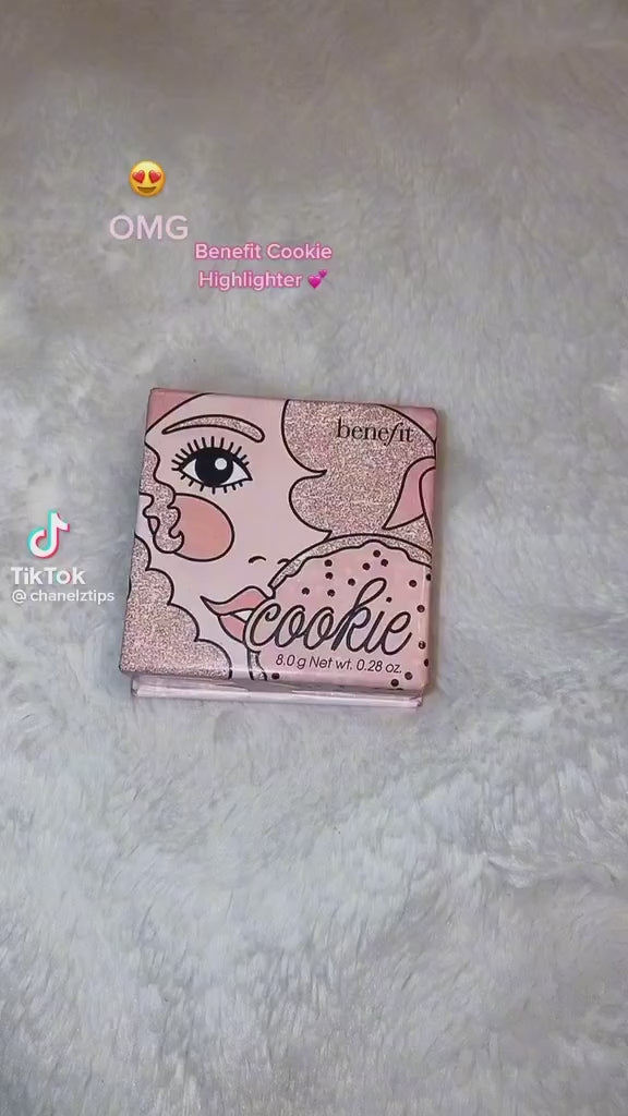 Benefit - Cookie Golden Pearl Highlighter@اضاءه بودرة